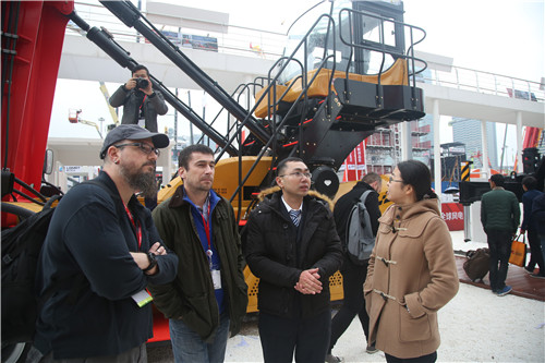 工作人员在带参加工业游的海外工程机械用户参观三一设备_副本.jpg